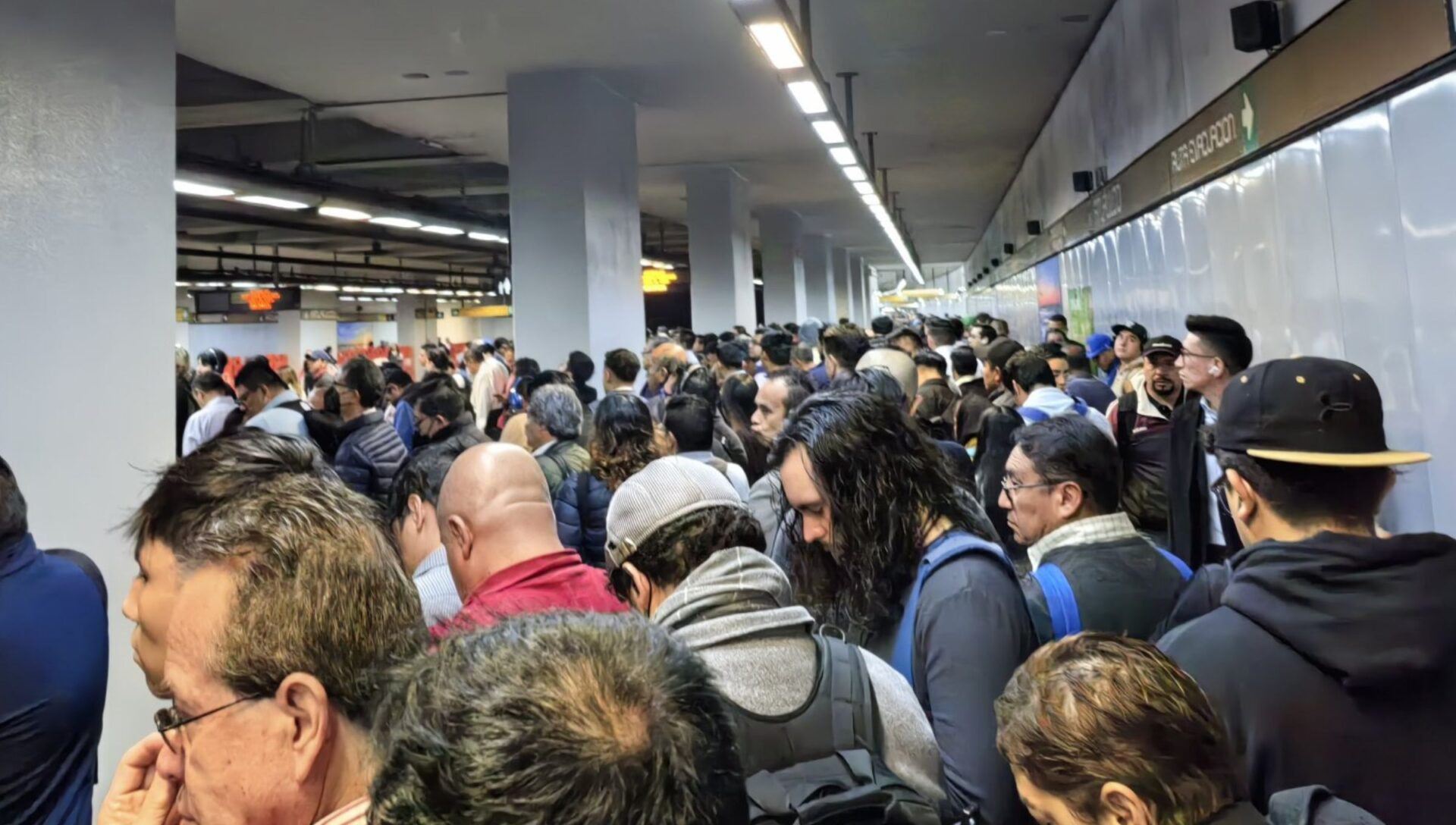 Retrasos y avance lento hoy en Metro CDMX; colapso en Línea 9