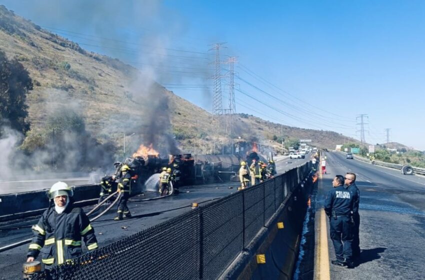 Cierran circulación en autopista Chamapa-Lechería por incendio de pipa