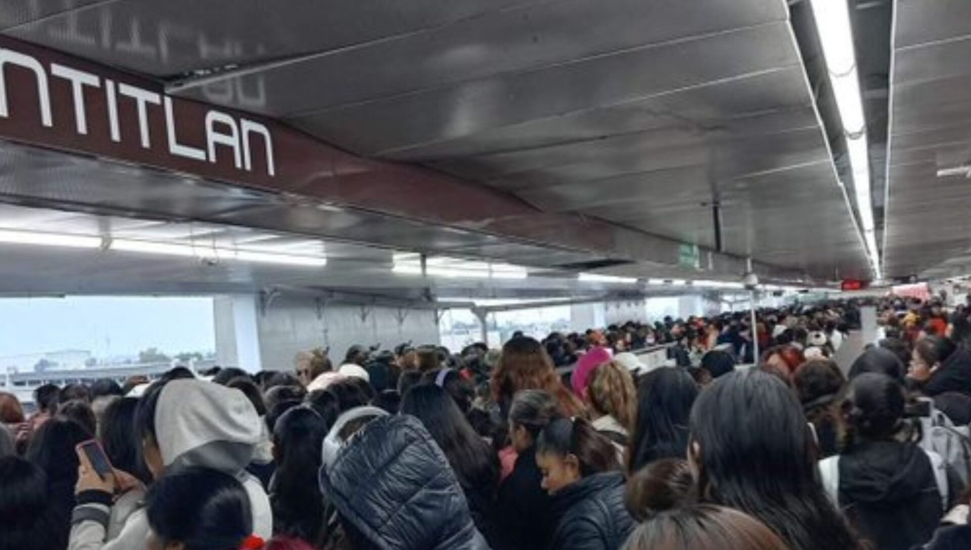Retrasos en las líneas 3, 7 y 9 del Metro; hasta 20 minutos para abordar