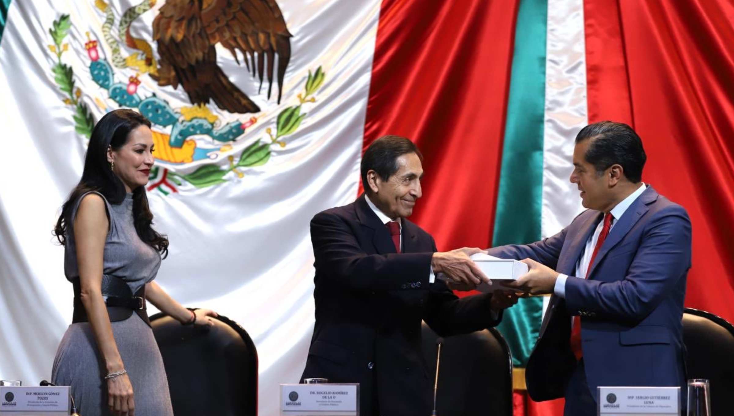 Hacienda entrega Paquete Económico 2025; prevé crecimiento de entre 2% y 3%