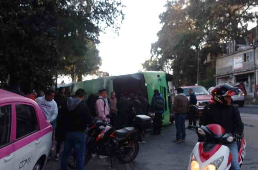 Camión de pasajeros vuelca en la México-Cuernavaca; hay 32 heridos