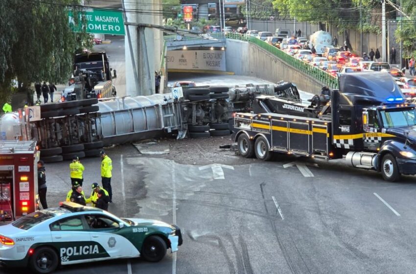 Caos vial por volcadura de pipa en Periférico y Paseo de la Palmas