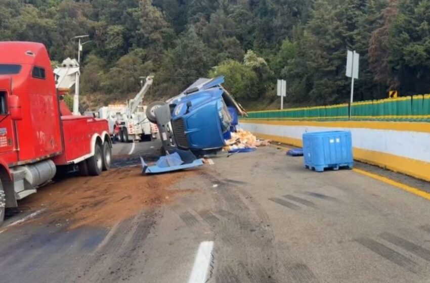 Accidente en la autopista México-Cuernavaca; fila kilométrica en curva La Pera