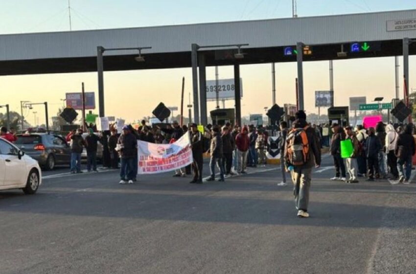 Trabajadores municipales de Ecatepec toman caseta en la México-Pachuca