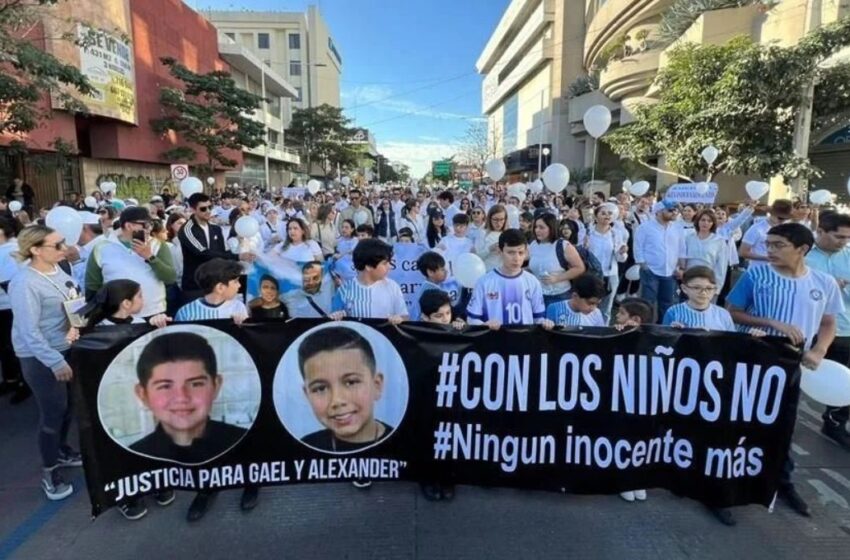 Marchan en Culiacán, Sinaloa, para exigir justicia por homicidio de dos menores