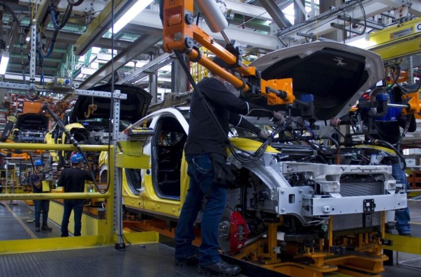 EU retrasa un mes aranceles a autos de México y Canadá
