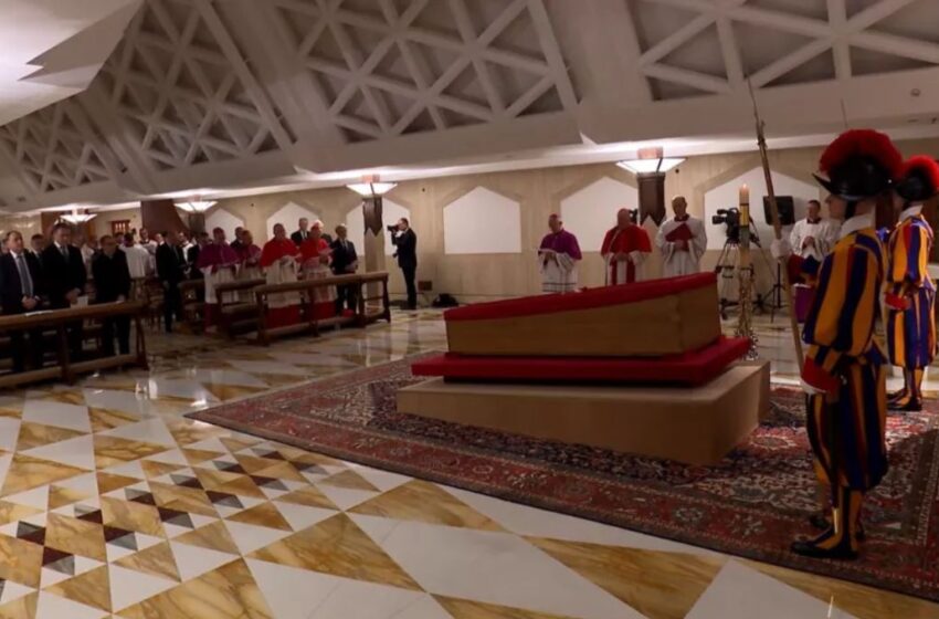 Funeral del papa Francisco será el sábado; difunden primeras imágenes en su féretro
