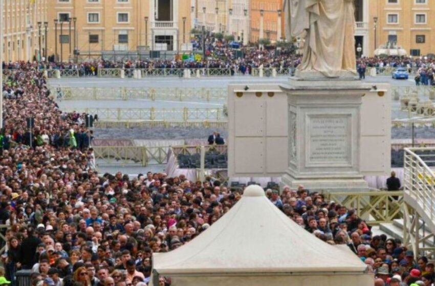 Miles de personas dan último adiós al papa Francisco en la Basílica de San Pedro