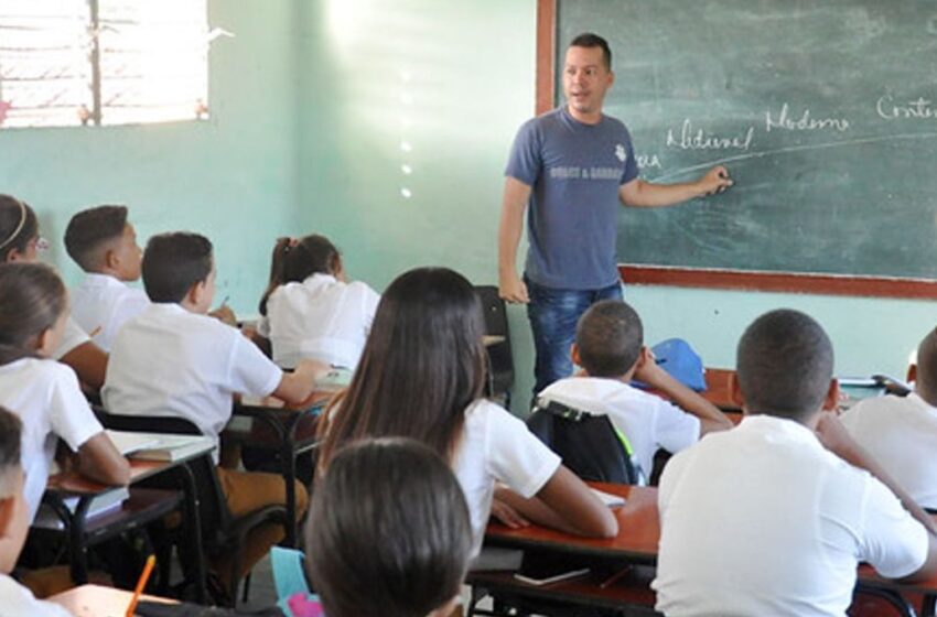 Anuncian aumento salarial a maestros; también tendrán más vacaciones