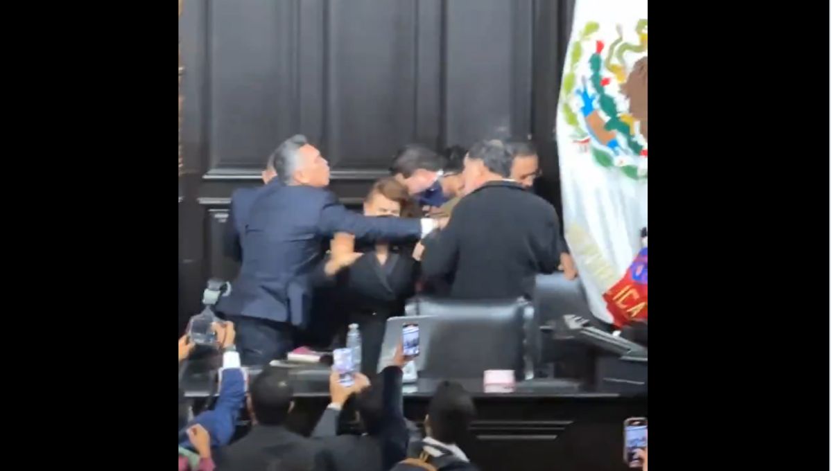 A empujones y manotazos ‘Alito’ Moreno y Fernández Noroña se pelean en el Senado