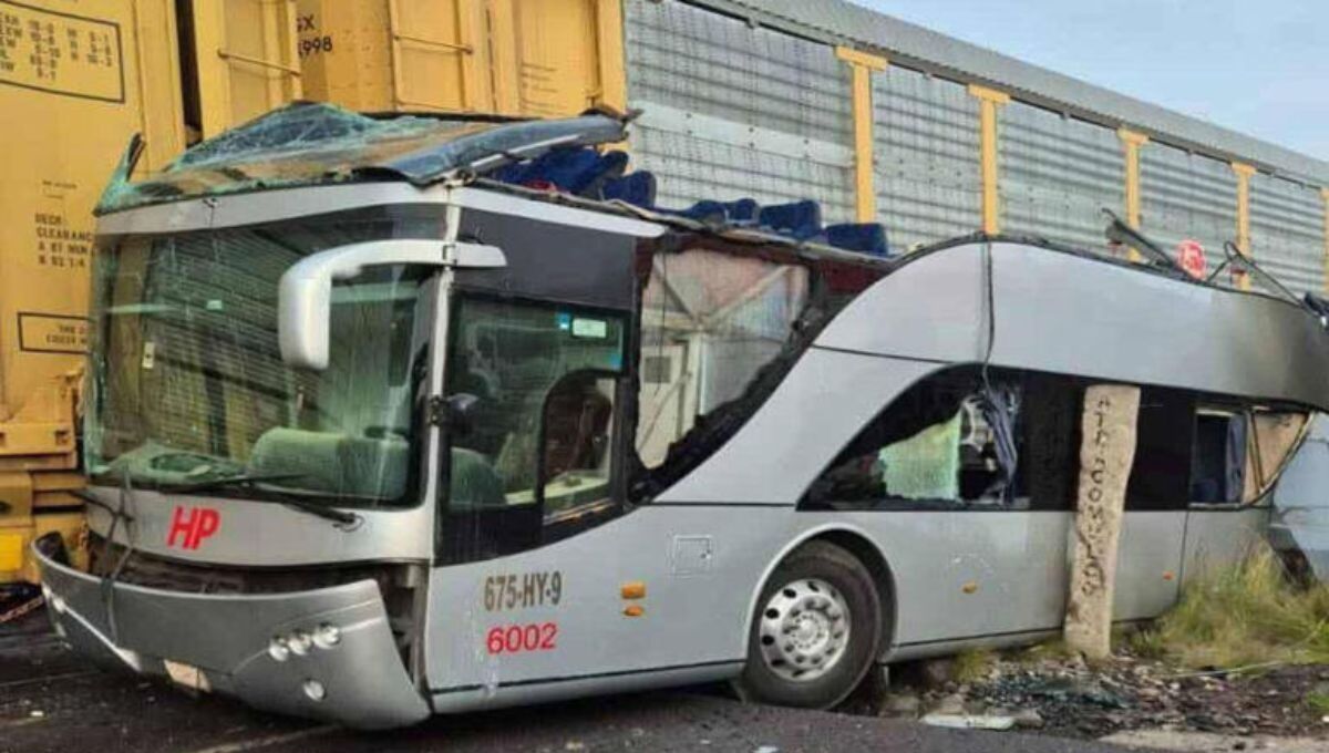 Tren arrolla autobús de pasajeros en Atlacomulco, Edomex; reportan 8 muertos