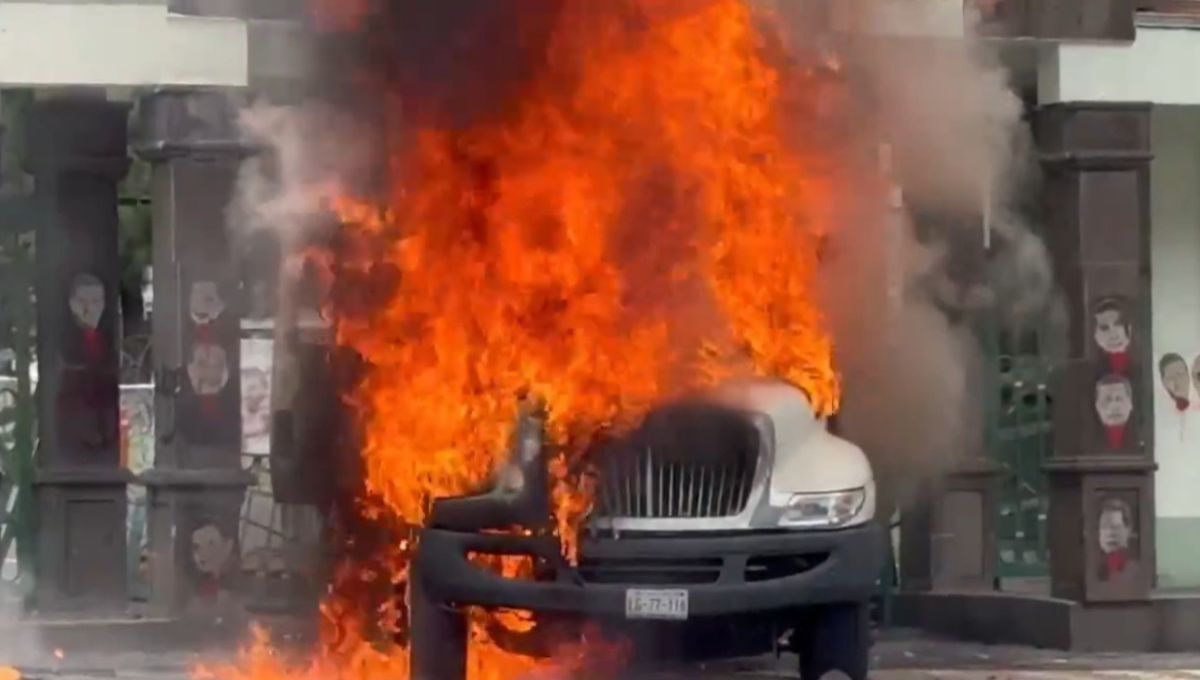 Caso Ayotzinapa: Manifestantes derriban puerta y queman camión en Campo Militar 1