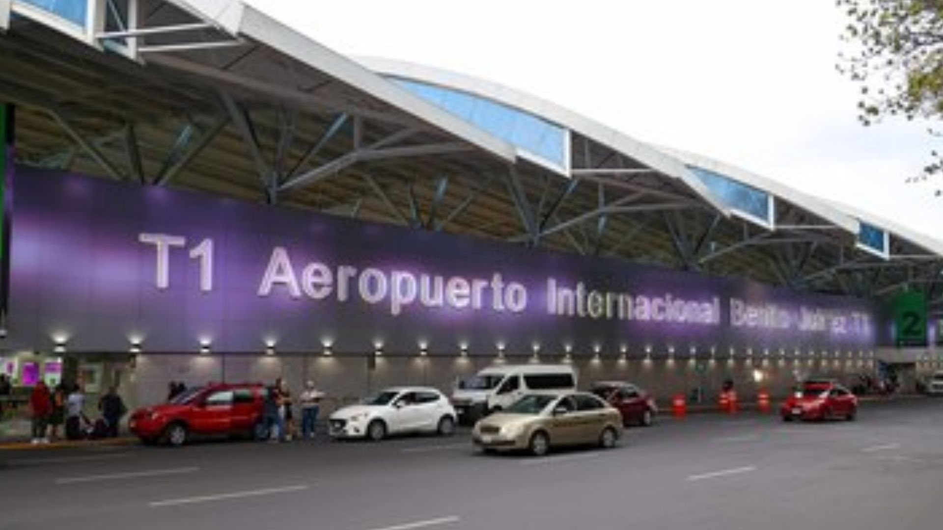 Uber y DiDi no tienen autorización para recoger pasajeros en el AICM: SICT