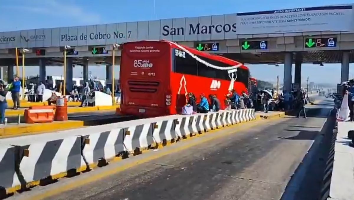 CNTE da paso libre en casetas de la autopista México Cuernavaca y México Puebla