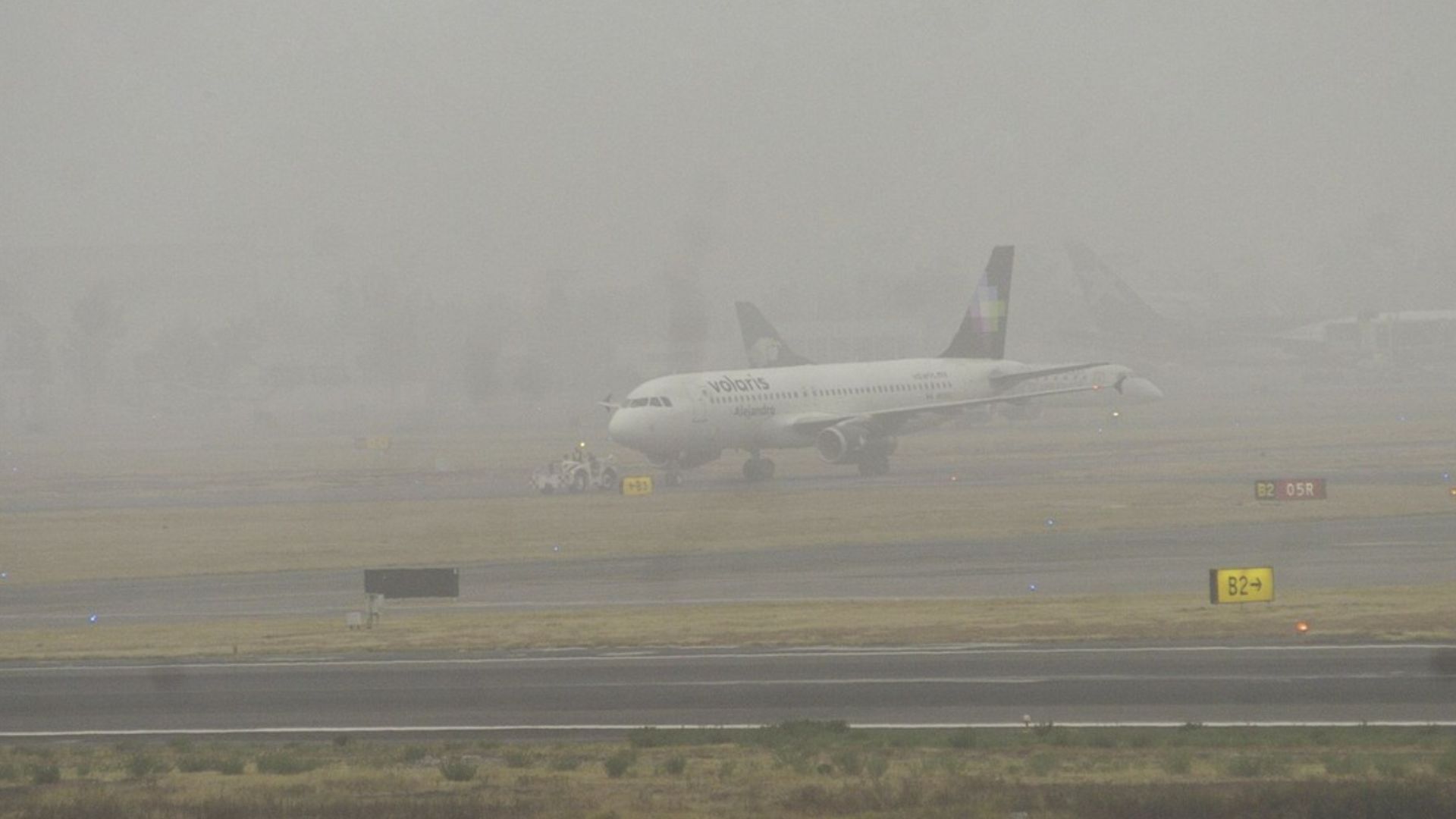 Cancelan vuelos en el AICM por banco de niebla