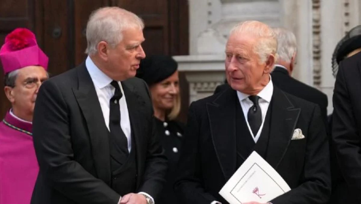 El expríncipe Andrés, hermano del rey Carlos III, deja la comisaría tras arresto, reporta la BBC