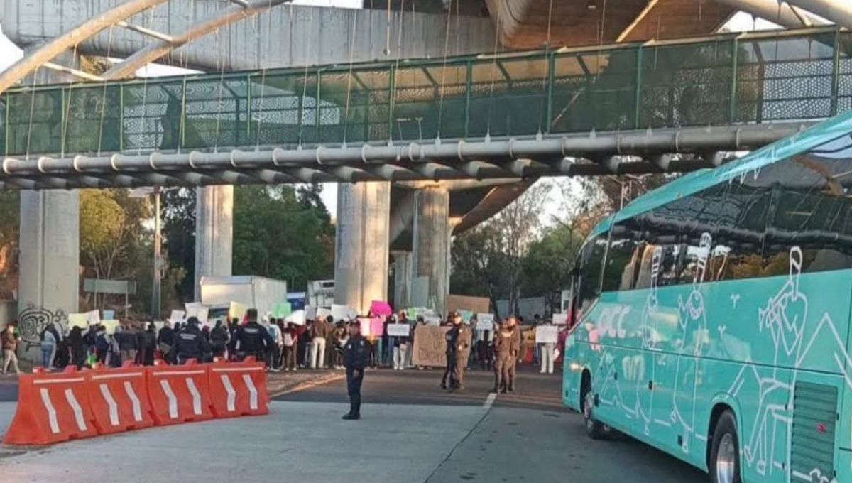 Manifestantes bloquean la autopista México-Cuernavaca