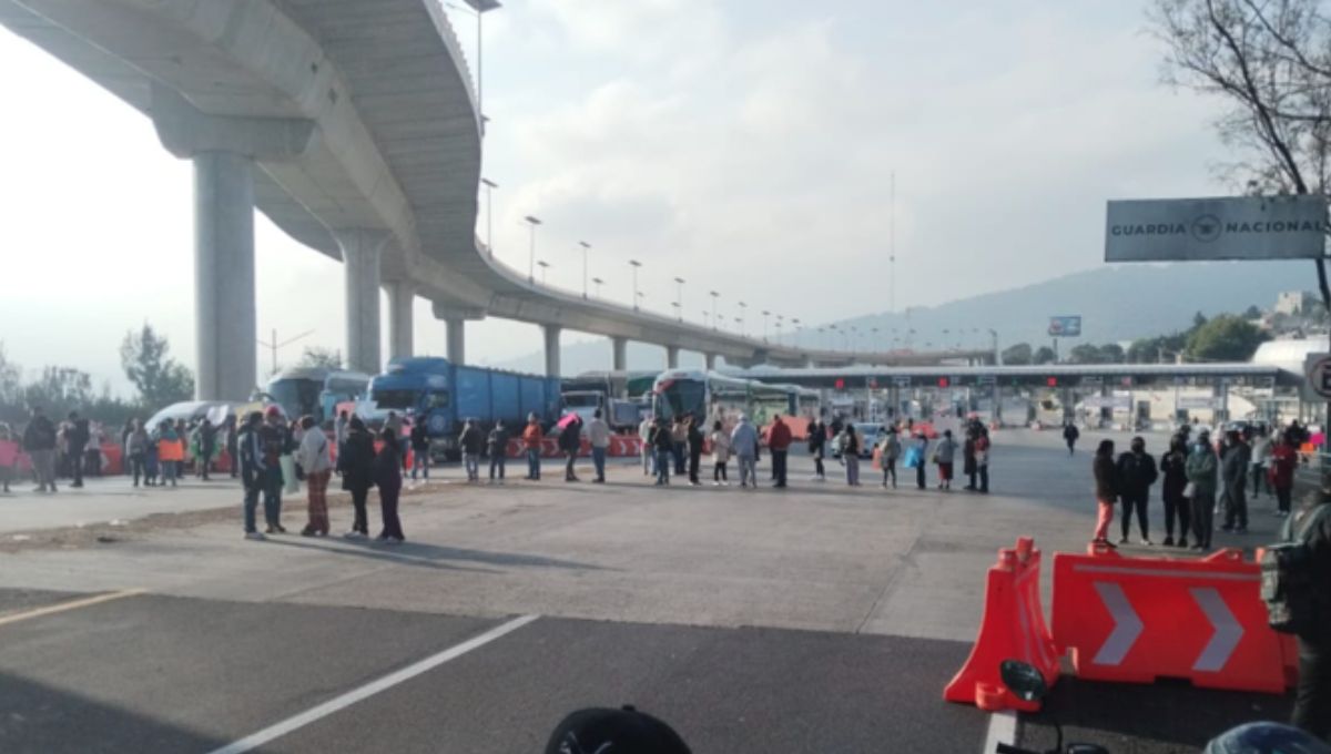 Manifestantes bloquean la autopista México-Cuernavaca en Tlalpan