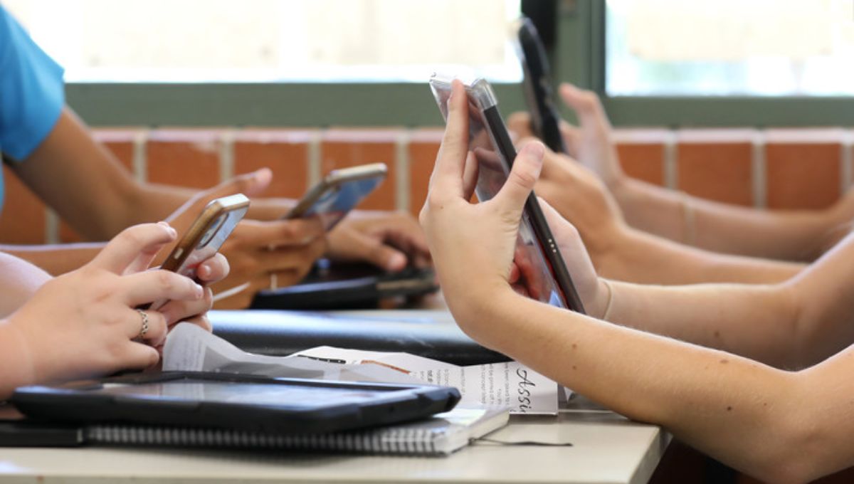 Congreso de CDMX aprueba regular uso de celulares en primarias y secundarias