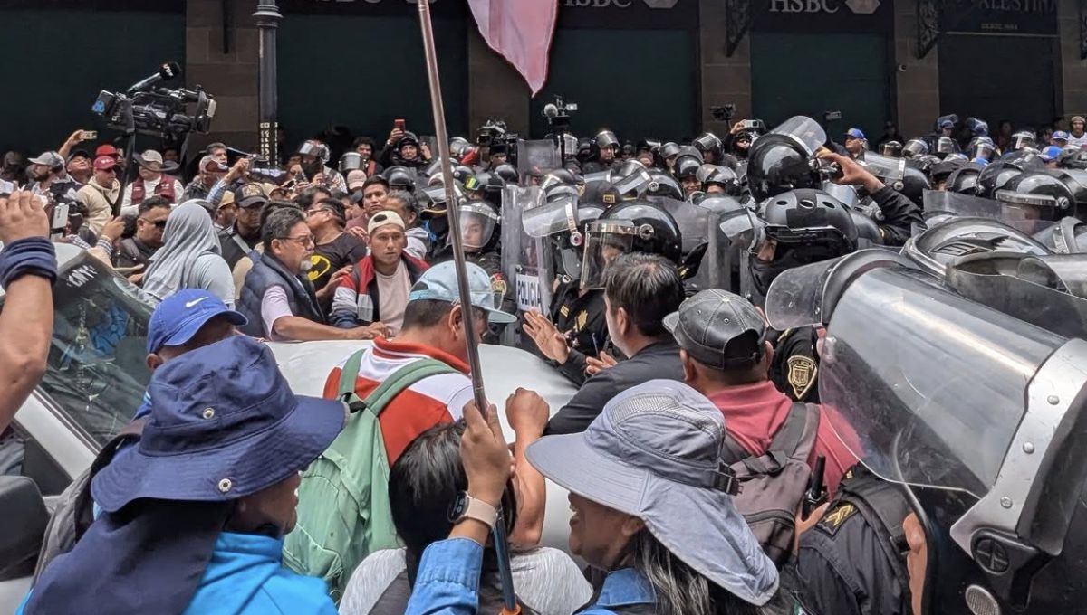 CNTE choca con policías en CDMX; instala plantón en 5 de Mayo