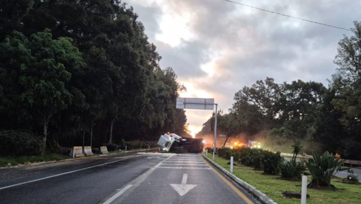 Volcadura de tráiler provoca cierre en la autopista México-Cuernavaca