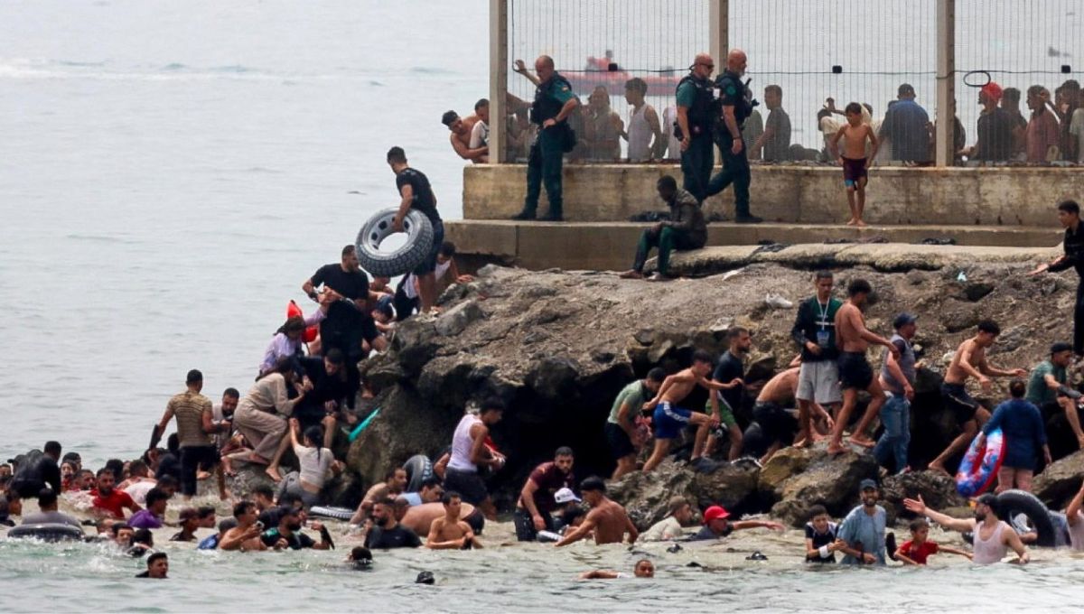 Cientos de migrantes de Marruecos cruzan la frontera de Ceuta