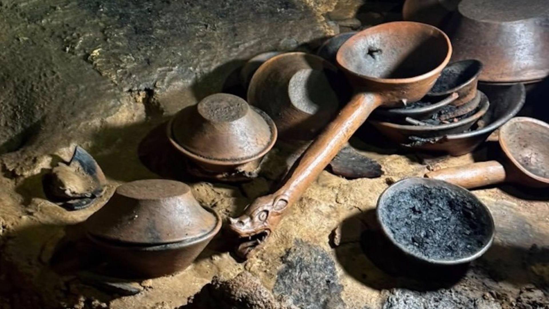 INAH localiza cueva con 179 piezas arqueológicas en Chiapas