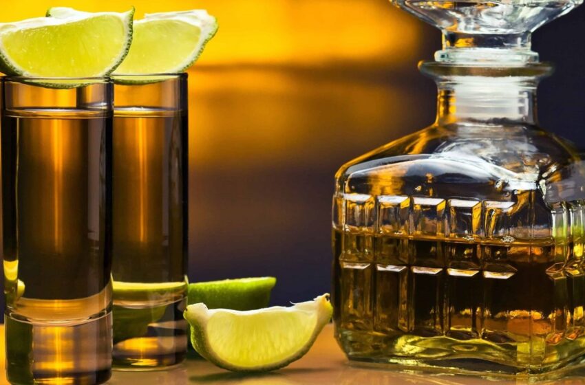 Cofepris alerta por tequila falso y adulterado vendido en línea