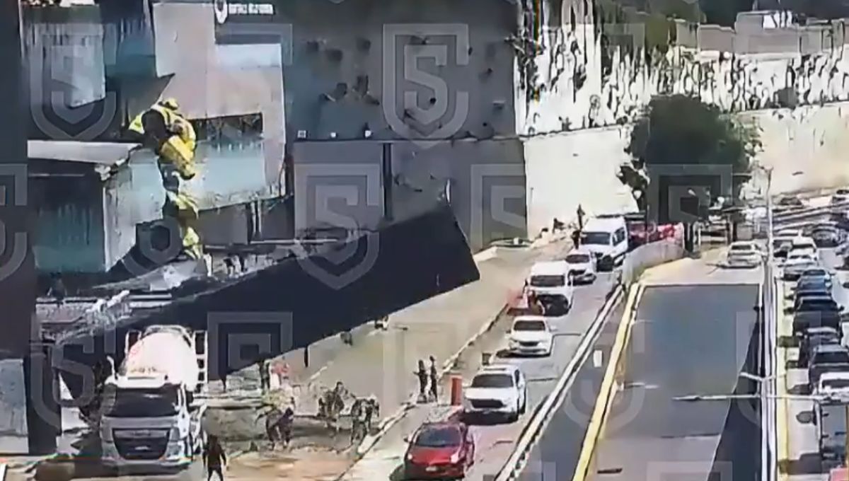 Estructura cae sobre camioneta en Interlomas; muere una mujer