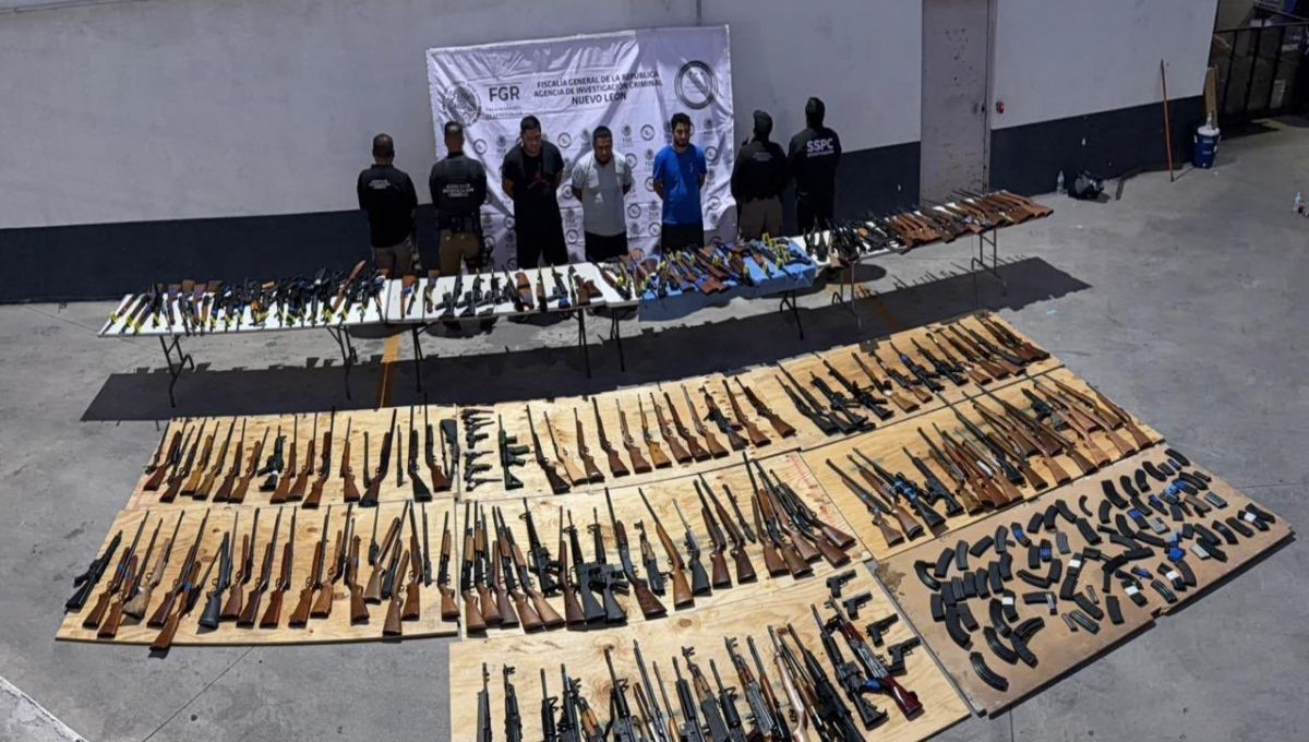 Detienen a tres con arsenal de 210 armas procedentes de Texas