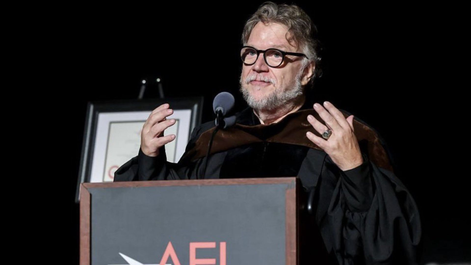 Guillermo del Toro recibe doctorado honoris causa del American Film Institute