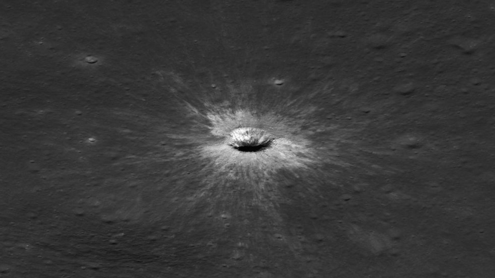 NASA descubre un nuevo cráter lunar «único en un siglo»
