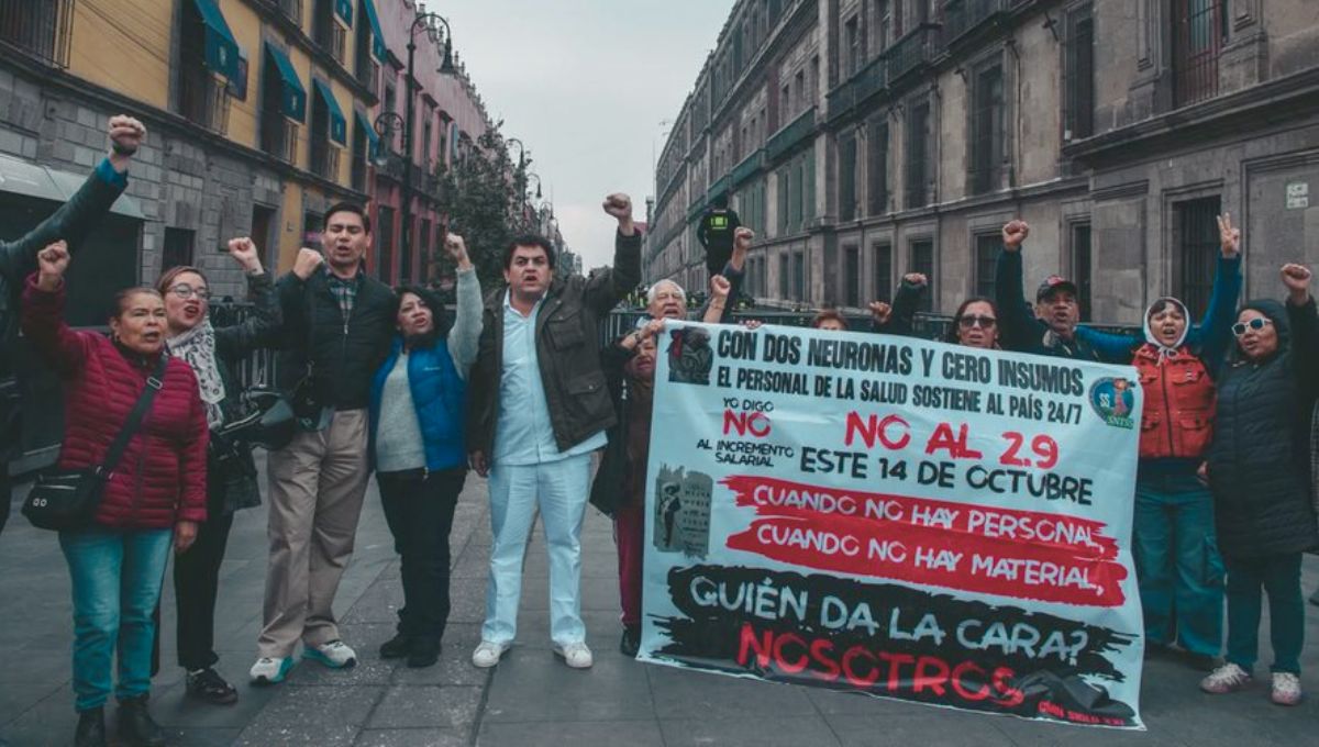 Trabajadores del IMSS protestan frente a Palacio Nacional