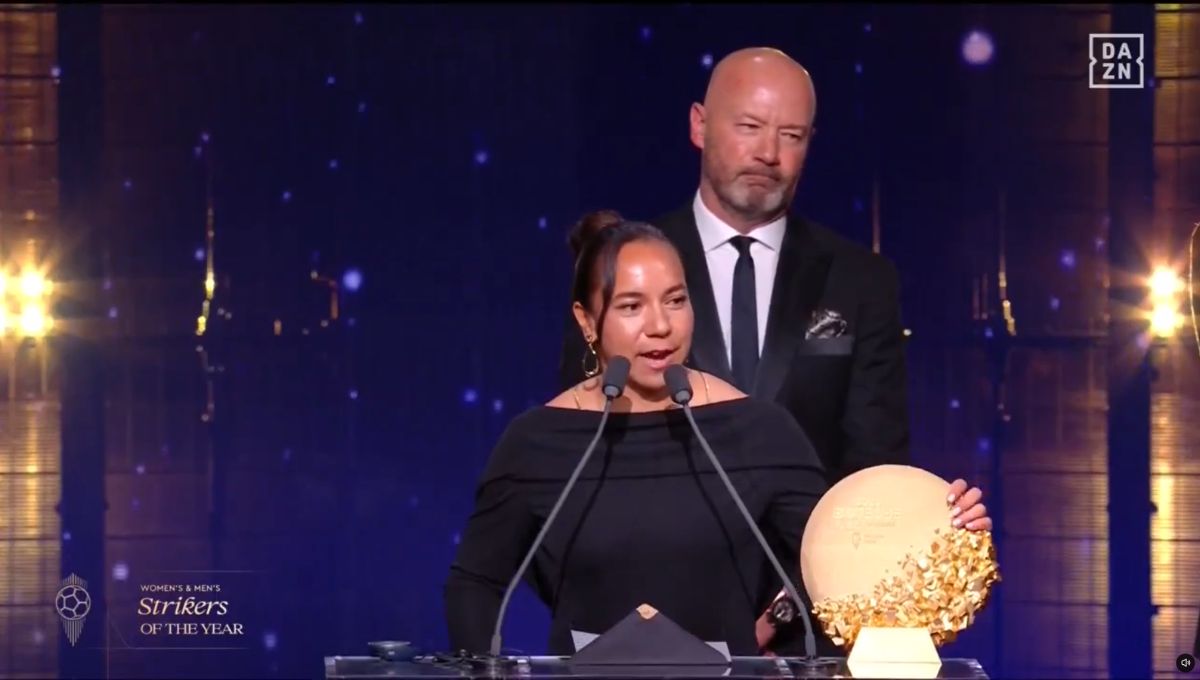 Charlyn Corral gana premio a Mejor Delantera del Año en el Balón de Oro
